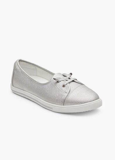 Plus Size Low Cut Sneaker